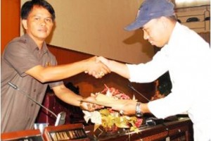 Anggota DPRD Kuningan saat menerima berkas tuntutan PKL Tamkot.